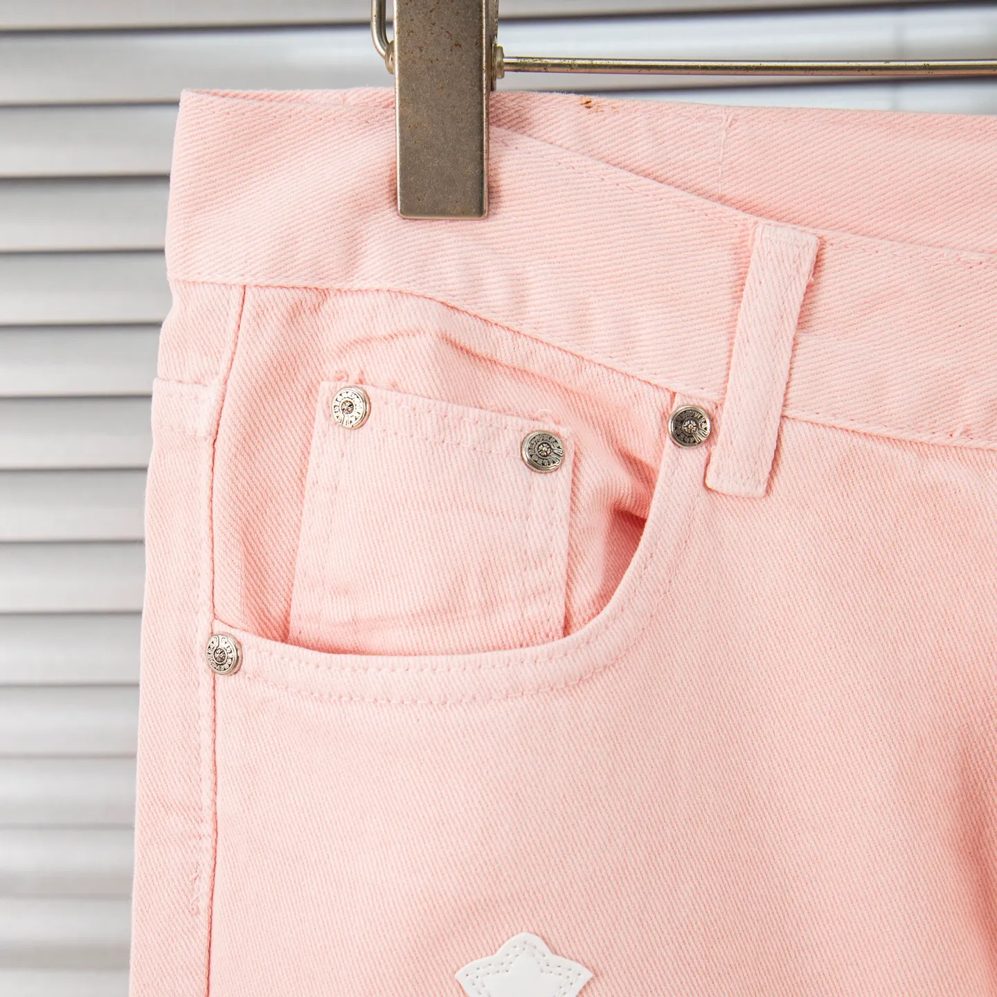 P270 Chrome hearts | CH Chrome hearts Limited edition cherry blossom pink leather jeans for girls. Charming dopamine personality jeans. Indispensable for fashionistas. The same model for celebrities. A model touted by many bloggers. This new pair of pants is perfect in terms of shape and upper body. It is no exaggeration to say that making a pair of jeans is equivalent to making 20 short-sleeved jeans. The fabric is made of high-quality imported denim. It has a unique high-end texture. I am very satisfied with it after washing and proofing several times. Style number: 1730# Color: Sakura pink Size: 28 30 32 34